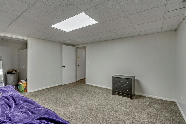 Building Photo - 927 E 200 S St