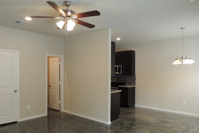 Building Photo - 615 Hayman St