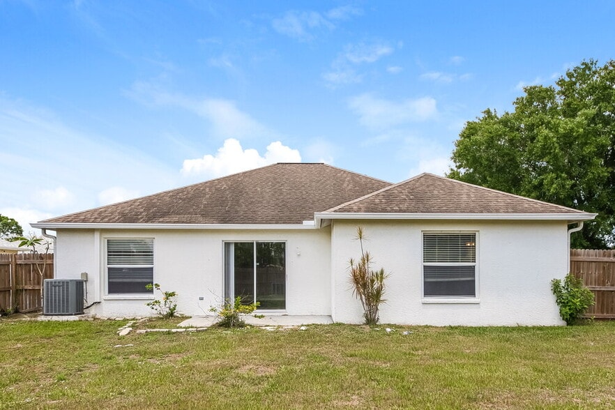 Building Photo - 6010 33rd Dr E