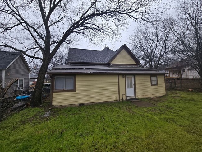 Building Photo - ***Newly remodeled 2/1*** located in the heart of Mineral Wells, TX minuets from Downtown