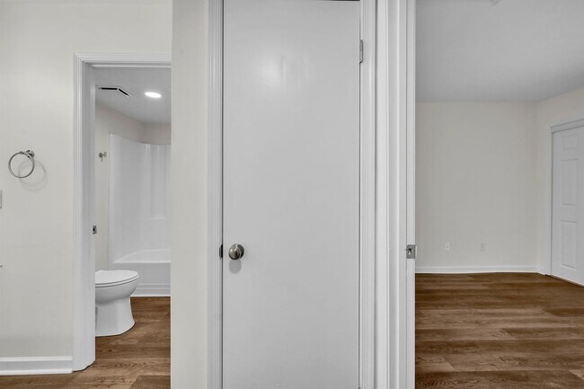 Building Photo - Almost New & Ready for you! Lovely 1 Bedroom/1 Bath Condo