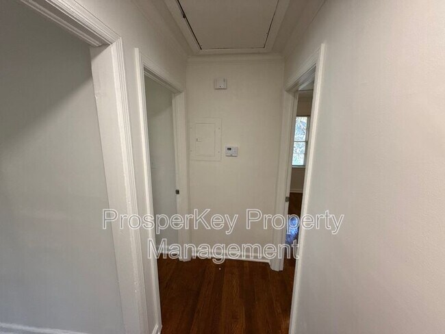 Building Photo - 340 Adelle St SE