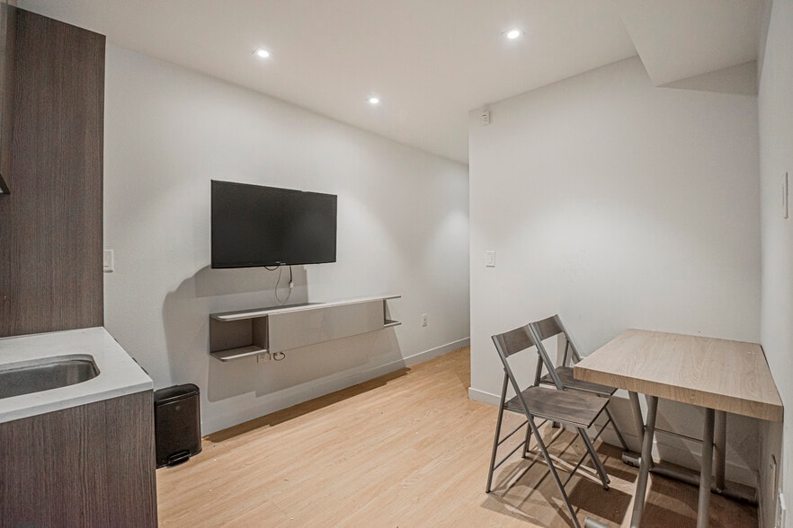 Building Photo - 5869.5B W 88th St