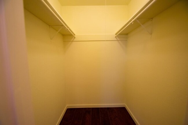 Building Photo - 2107 Mistletoe Ave