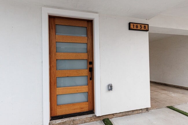 Building Photo - 1656 S Hayworth Ave