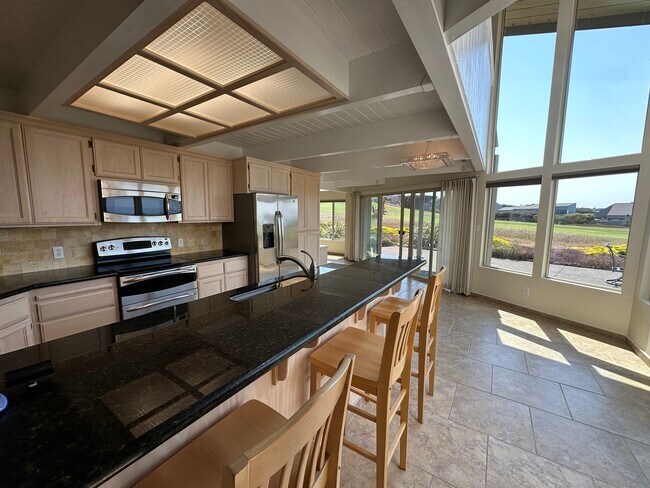 Building Photo - Stunning Home with Breathtaking Golf Cours...