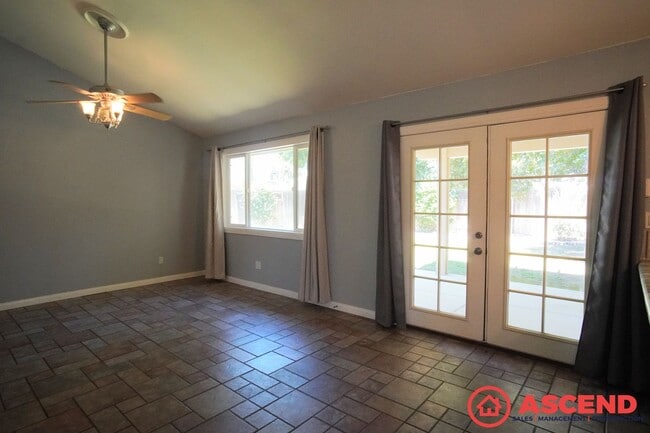 Building Photo - *Move In Special $1000 off first months re...