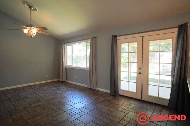 Building Photo - Remarkable Home Near Old River and White Ln!