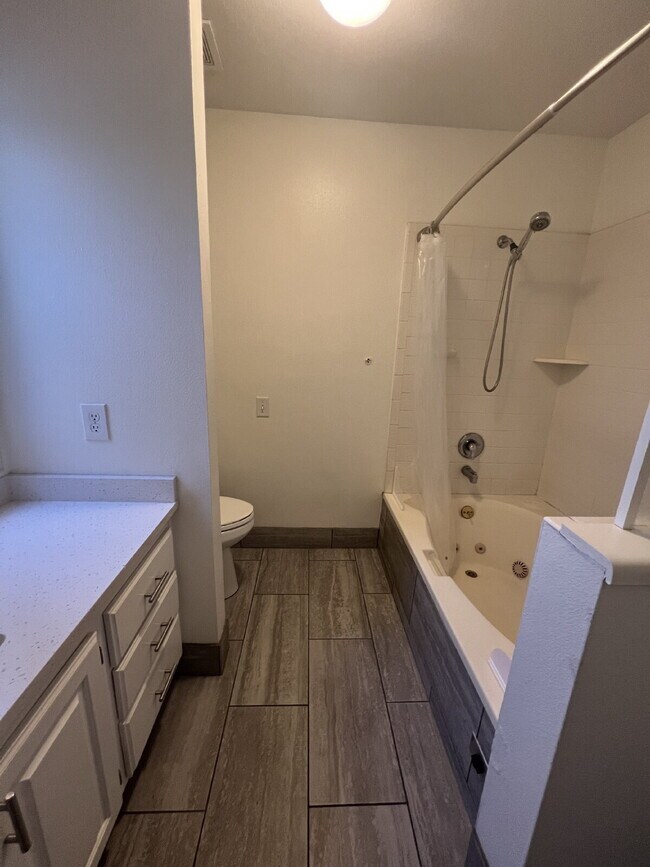 Building Photo - "Spacious 4-Bed Oasis with 3.5 Baths in Charming St. George!"