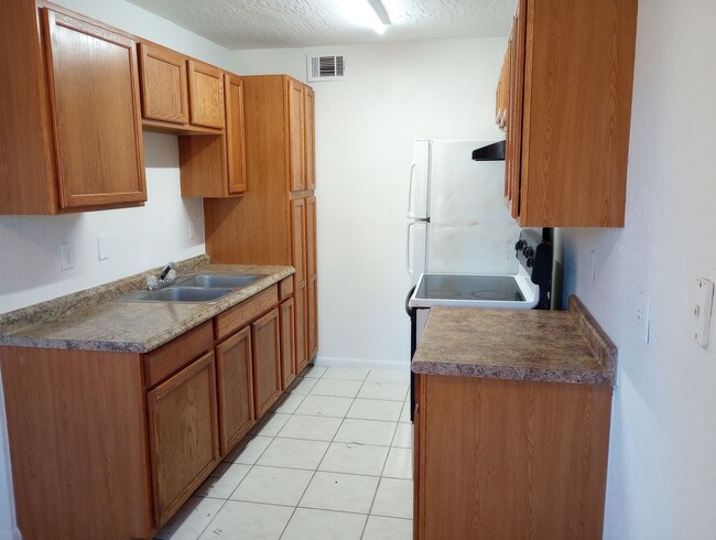 Building Photo - 2 bed 1 bath condo with 1000 sf.