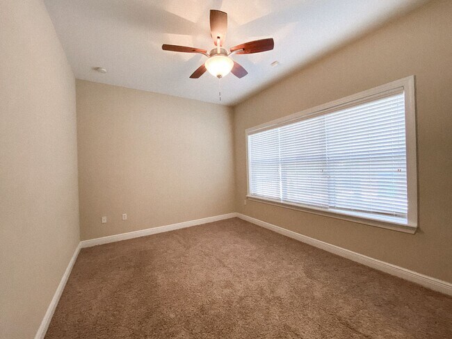 Building Photo - The Palms #102