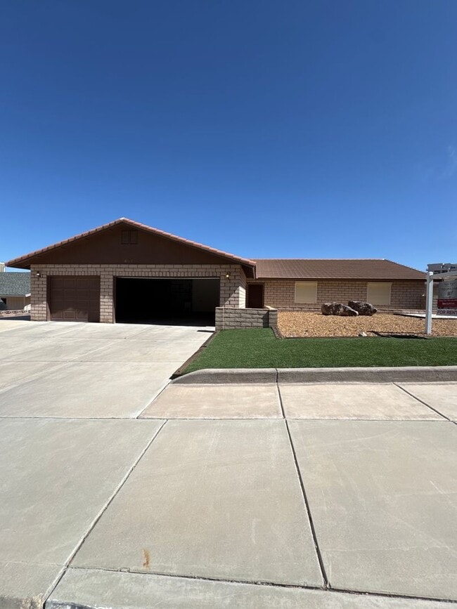 Building Photo - One level Boulder City lakeside & pool