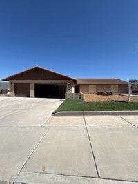 Building Photo - One level Boulder City lakeside & pool