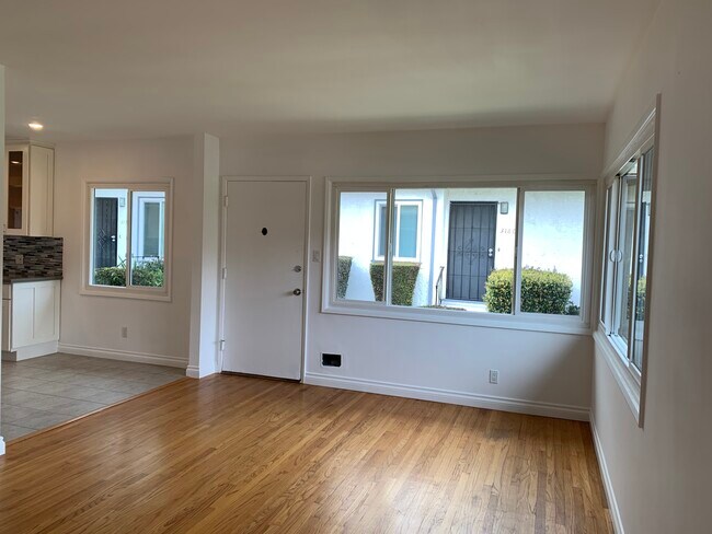 Building Photo - 3172 Rowena Ave