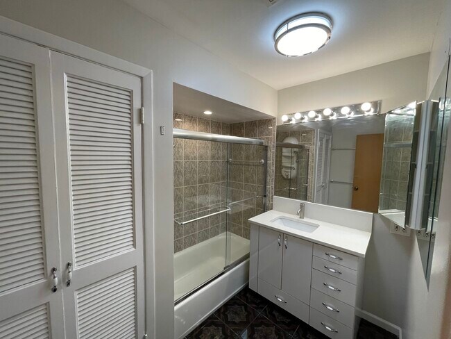 Building Photo - 725 Hibbard Rd