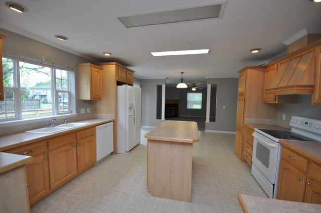 Building Photo - 3 Bedroom 2 bath in West Paducah