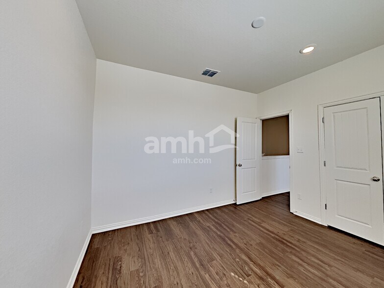 Building Photo - 2709 Meadowood Heights