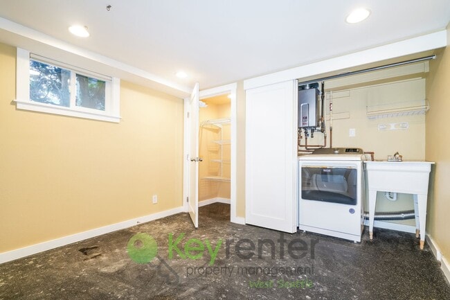 Building Photo - Elegant Three Bedroom Home Featuring Desig...