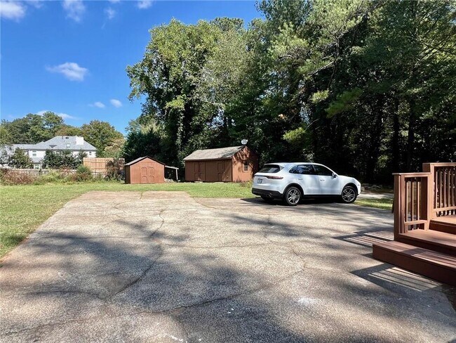 Building Photo - 4005 Shallowford Rd
