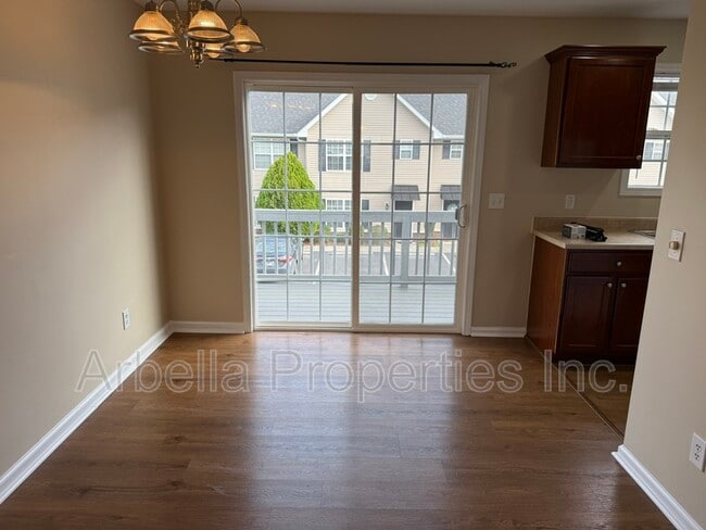 Building Photo - 2121 S Greenwood Dr