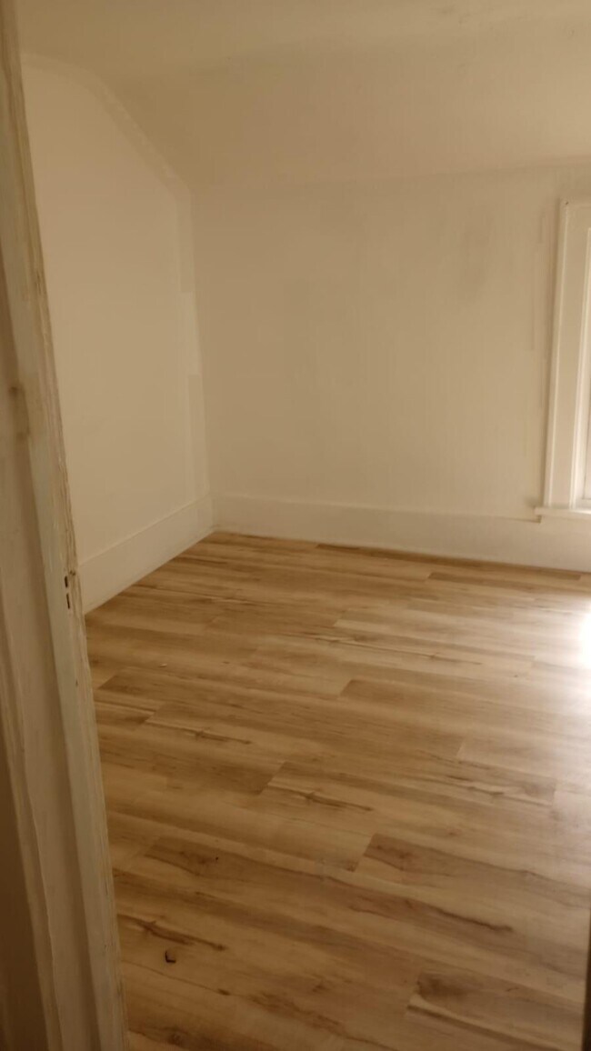 Building Photo - 1802 E 3rd St