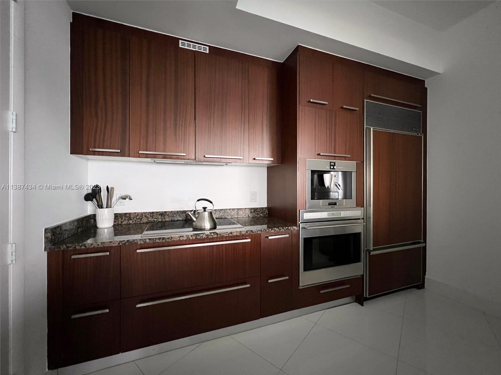 Building Photo - 15811 Collins Ave