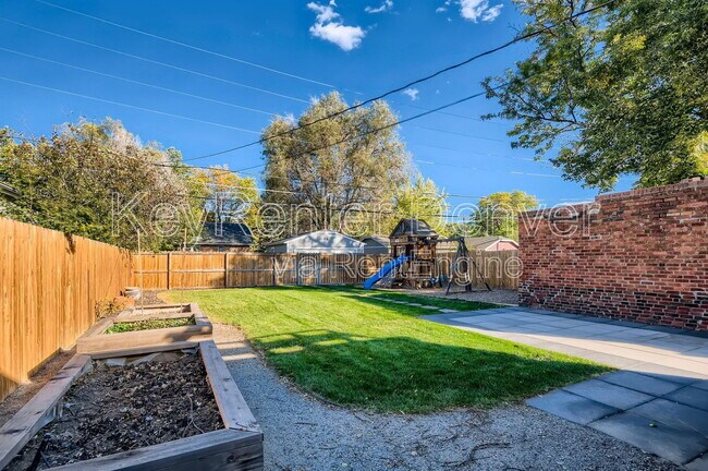 Building Photo - 1418 Roslyn St