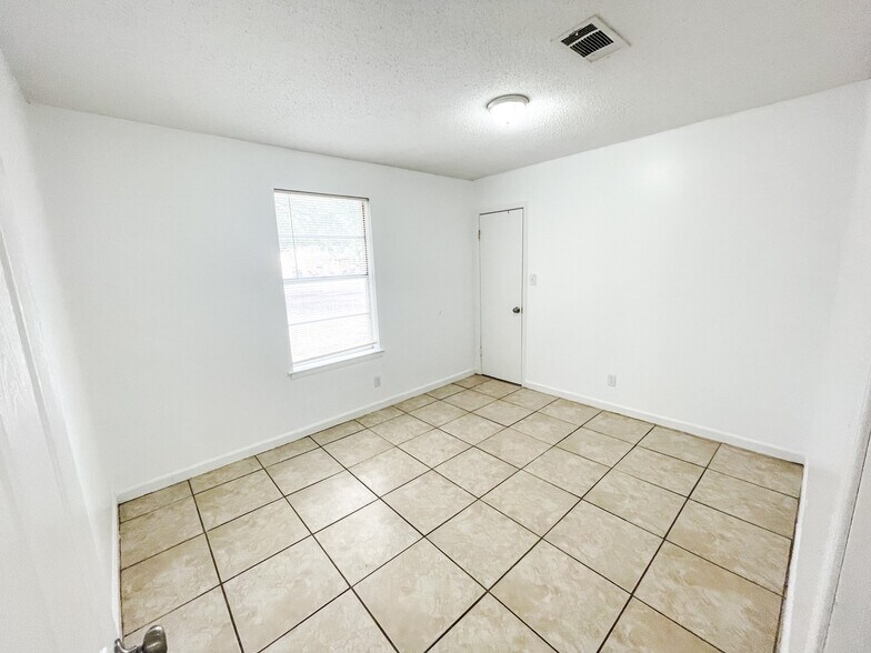 Bedroom 1 - 910 Calhoun Ave