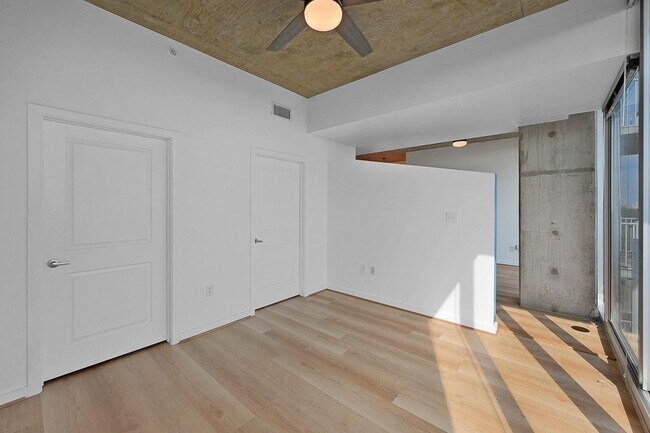 Building Photo - 5925 Almeda Rd