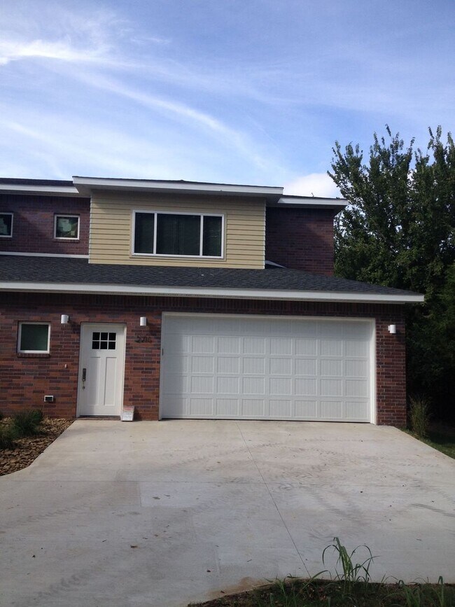 Building Photo - 2716-2718 Wildwood Dr