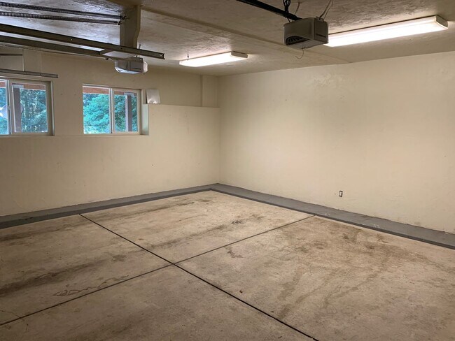 Building Photo - 5 bedroom 3 bathroom gorgeous house with v...