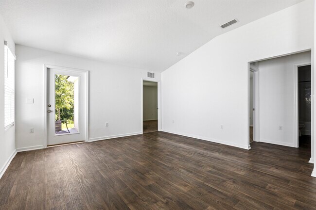 Building Photo - 112 Silver Birch St