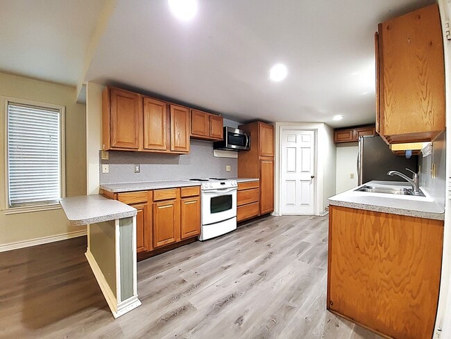 Building Photo - Welcome to this charming 2 bedroom, 2 bathroom home in Henderson, Texas!