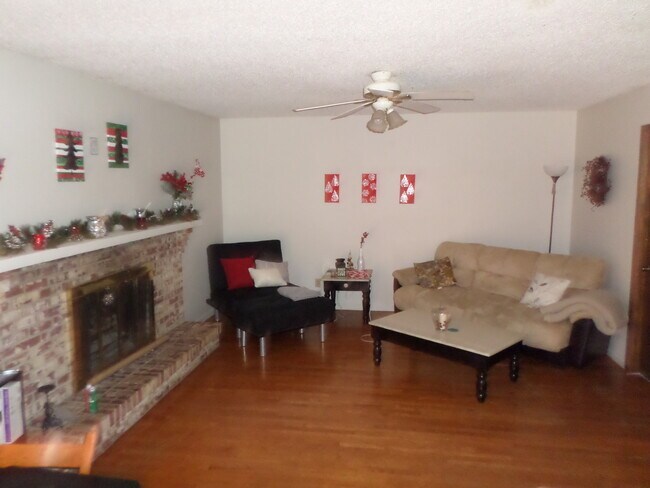 Building Photo - 5 bedrooms 3 bath on Shirley