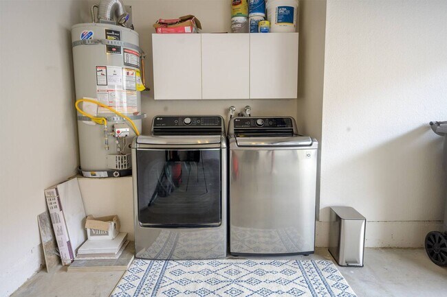 Building Photo - Spacious 3BR/3BA Townhome  | Pool, Tennis & Easy Access to Everything