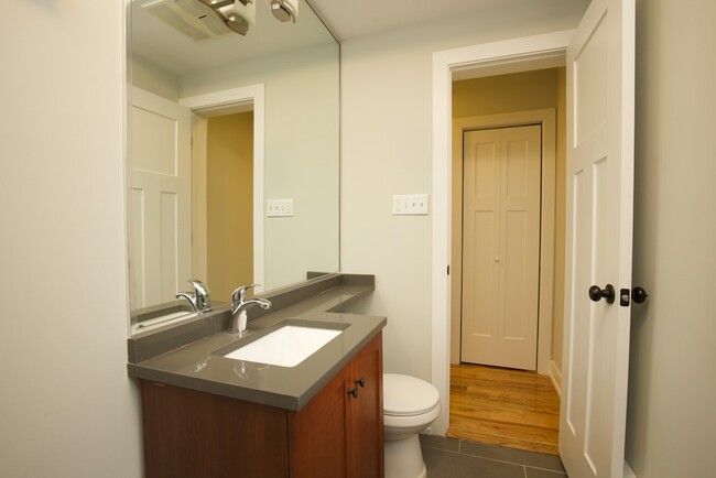 Building Photo - 550 W Arlington Pl