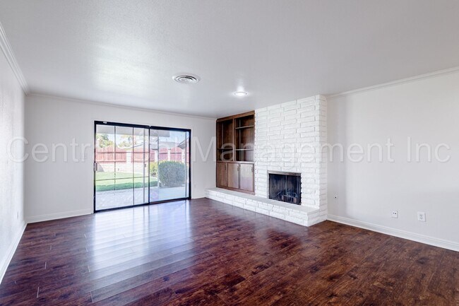 Building Photo - 3 Bedroom/2 Bath Home - $2250 per month!