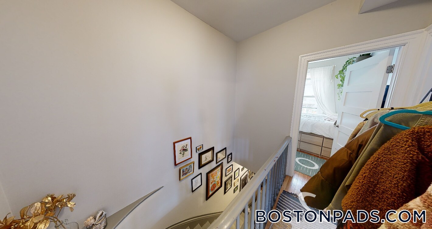 Building Photo - 13 Pleasant St