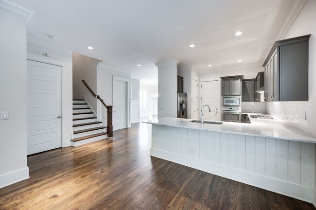 Building Photo - Stunning 4BE/3.5BA home in the heart of Green Hills!