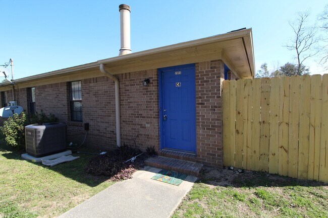 Building Photo - Updated 2BD/2BA Apartment in North Pensaco...