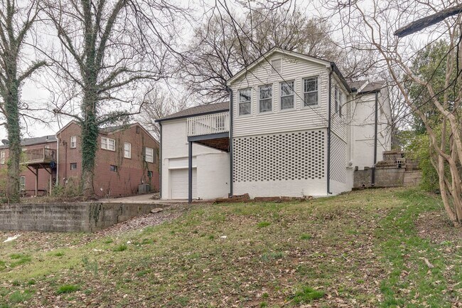 Building Photo - 4 Bedroom, 3 Bath Home w/  1 Car Garage