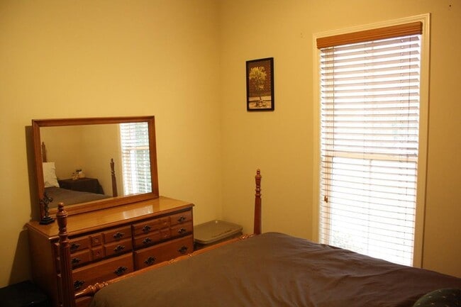 Building Photo - Charming 3 Bedroom 2 bath cottage