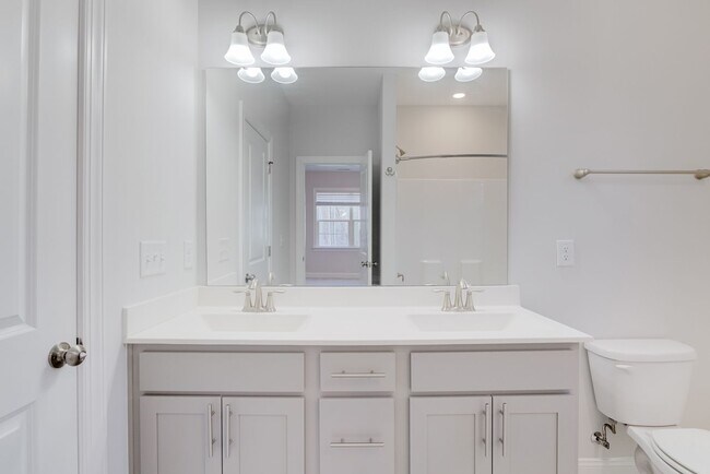 Building Photo - Light & Bright 4BR 3BA house in Tryon, Wak...