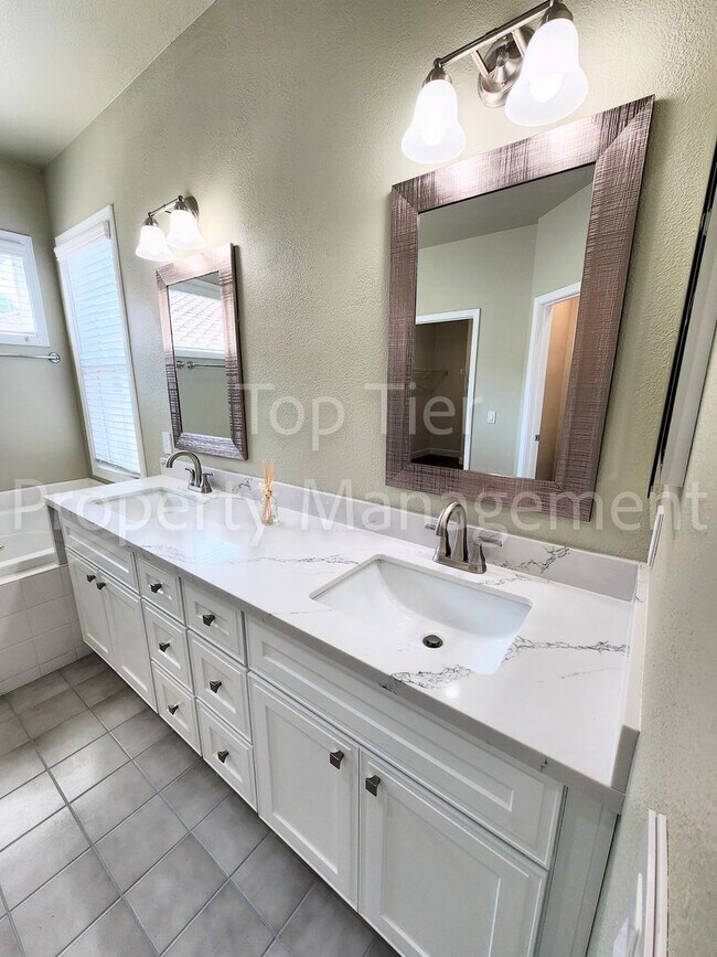 Building Photo - Stunning Newly Remodeled 4 bed / 2.5 bath ...