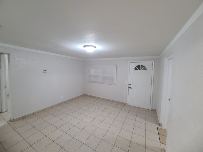 Building Photo - BRAND NEW RENOVATION! Spacious 5-Bed/2-Bat...