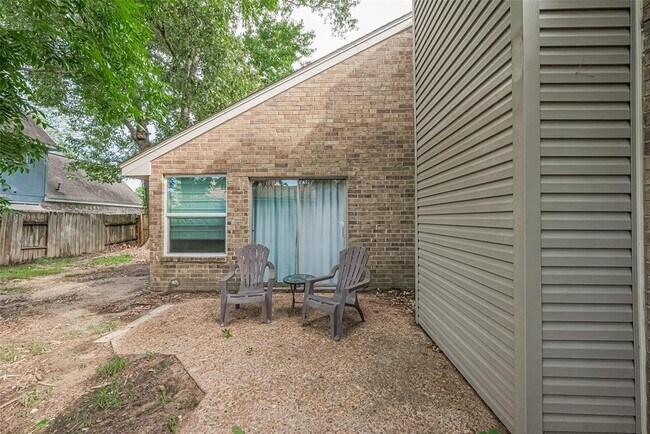 Building Photo - 8711 Pines Pl Dr