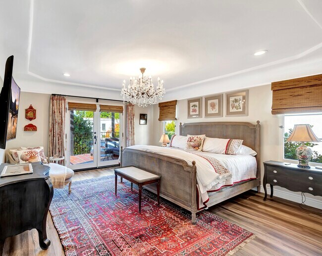 Building Photo - 343 N Croft Ave