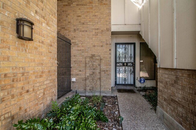 Building Photo - Amazing Townhome