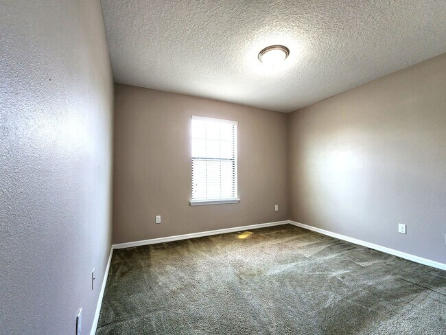 Building Photo - Beautiful Townhome; Open Floor Plan; New P...