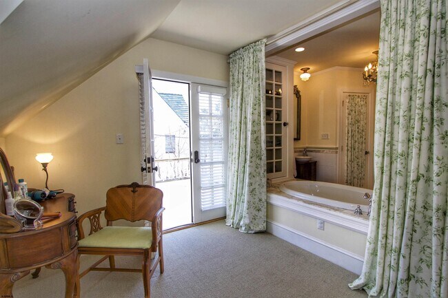 Building Photo - 2 S Dudley Ave